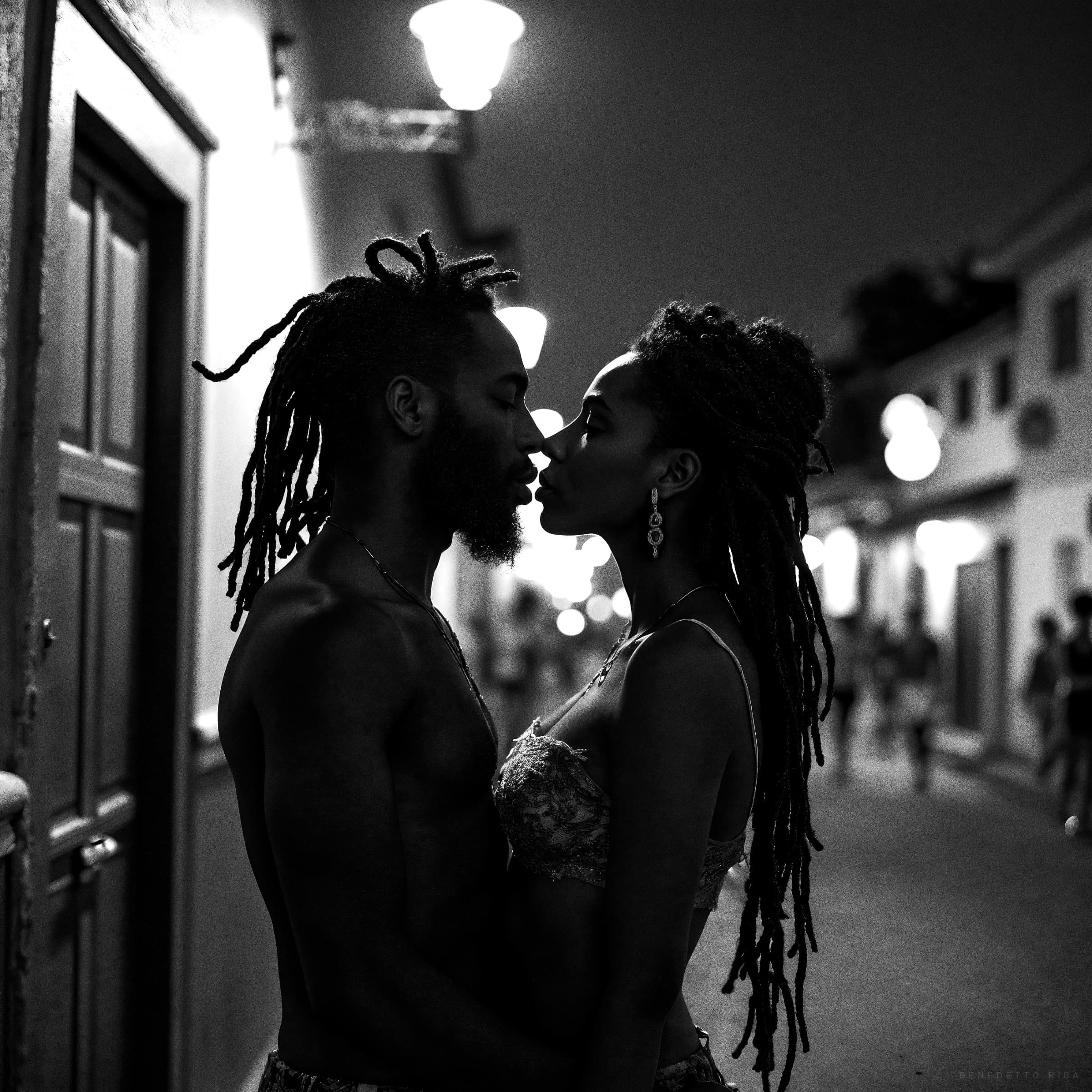 Between shadows and street lamps